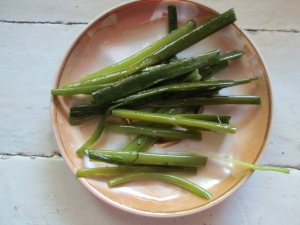 Жареный молодой чеснок 