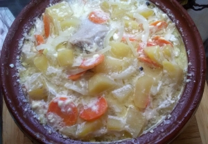 Жаркое из куриных ножек с картошкой в горшочках 