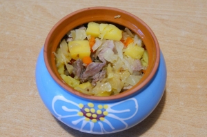 Жаркое из свинины с картошкой и капустой 