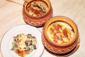 Жюльен с курицей и грибами в горшочках 