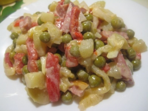 Зимний салат с консервированным перцем и колбасой 