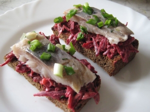 Вкусные бутерброды с селедкой и свеклой на черном хлебе 