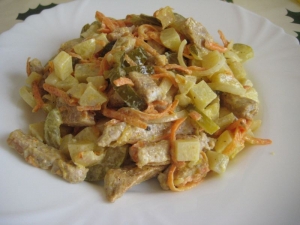 Вкусный мясной салат со свининой и солеными огурцами 