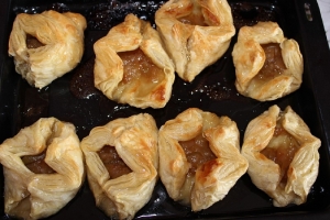 Конвертики слоеного теста с яблоком 