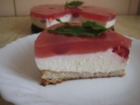 Бисквитный творожный торт с желе и клубникой 