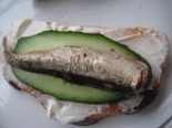 Бутерброды со шпротами и свежим огурцом 
