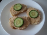 Бутерброды с икрой минтая и огурцом