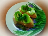 Бутерброды с киви и чесноком 