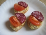 Бутерброды с колбасой, сыром и помидорами 