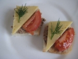 Бутерброды с паштетом и помидором 