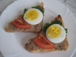 Бутерброды с паштетом, яйцом и помидором на праздник 