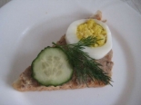 Бутерброды с паштетом, огурцом и яйцом 