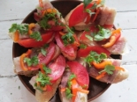 Бутерброды с селедкой, помидором и перцем