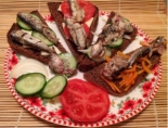 Бутерброды со шпротами и овощами на черном хлебе 