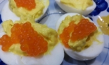 Фаршированные яйца с красной икрой 