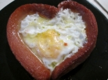 Яичница в сосиске сердечком 
