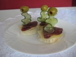 Канапе с колбасой, сыром и огурцом