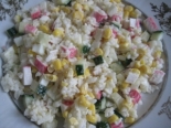 Классический салат из крабовых палочек с рисом и свежими огурцами 