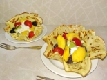Корзиночки из блинов с фруктами и мороженым