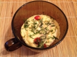 Омлет в микроволновке в кружке с помидорами и сыром 