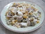 Салат с грибами, кукурузой и оливками