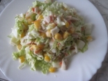 Салат с крабовыми палочками, кукурузой и пекинской капустой 
