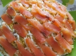 Салат с красной рыбой и картофелем слоями