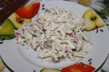Салат с курицей, крабовыми палочками и сухариками 