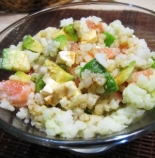 Салат с семгой слабосоленой, авокадо и сыром в креманках 