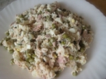 Салат с тунцом, яйцом и горошком 