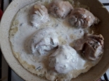 Жареная курица в сметане с луком 